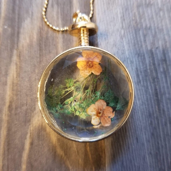NWOT pressed flowers in resin/glass pendant w gold - Picture 2 of 4